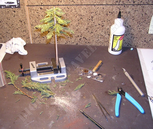 J6.jpg - materi&aacute;l a n&aacute;řad&iacute; pro navrt&aacute;v&aacute;n&iacute; otvorů a vlepov&aacute;n&iacute; větviček z tůje lepidlem Scenic Glue