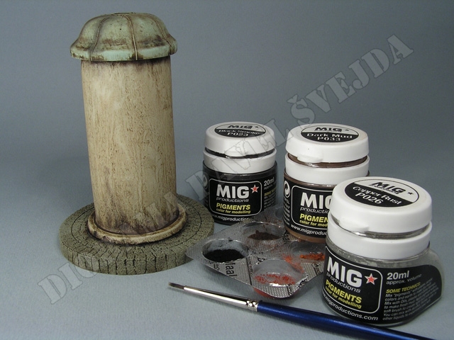 sloup4.jpg - Za&scaron;piněn&iacute; pomoc&iacute; pigmentů Dark Mud a Black Smoke, Cooper Rust posloužil na zesvětlen&iacute; plo&scaron;ek na stř&iacute;&scaron;ce.