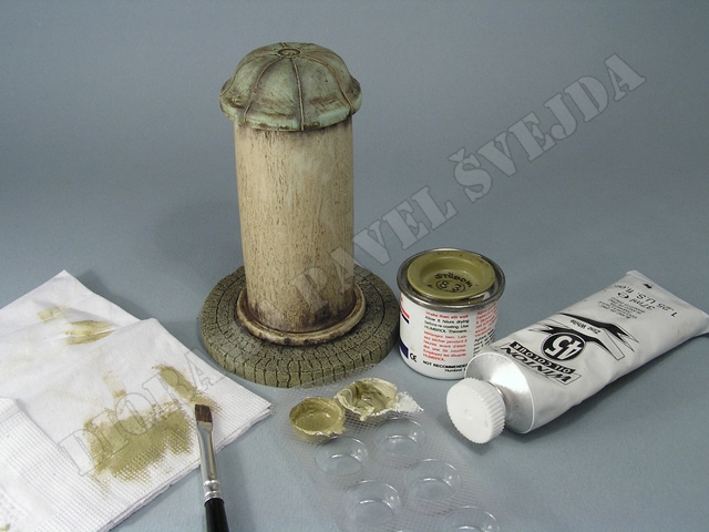 sloup5.jpg - Dry-brush technika Humbrolkou H83 s b&iacute;l&yacute;m olejem zv&yacute;raznila hrany a okraje.