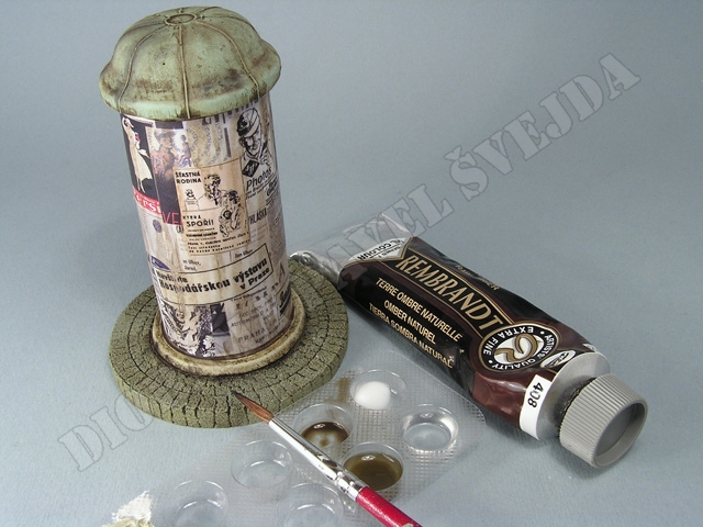 sloup7.jpg - Po zaschnut&iacute; lepidla jsem pomoc&iacute; hodně zředěn&eacute; umbry př&iacute;rodn&iacute; za&scaron;pinil plak&aacute;ty, pap&iacute;rov&aacute; plocha se zvlnila, je&scaron;tě jsem ji m&iacute;stně po&scaron;kr&aacute;bal a do r&yacute;h napustil opět umbru př&iacute;rodn&iacute;.