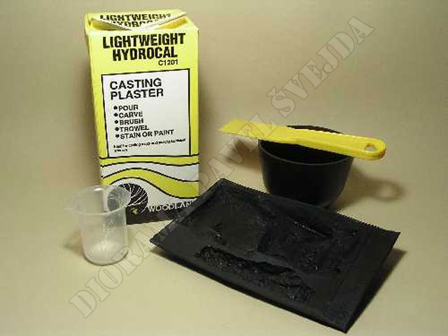 sk1..jpg - prostředky k tvorbě odlitků skalisek: latexov&aacute; forma, lehčen&aacute; s&aacute;dra, odměrka, miska na m&iacute;ch&aacute;n&iacute;, plastov&aacute; &scaron;pachtle
