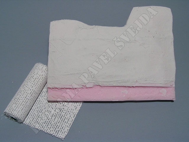 sk3.jpg - zadn&iacute; čelo ze Styroporu je potaženo vlhčenou s&aacute;drovou band&aacute;ž&iacute; od firmy Heki pro lep&scaron;&iacute; přilnavost a vět&scaron;&iacute; pevnost