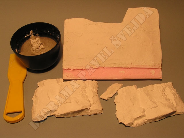 sk4.jpg - zadn&iacute; čelo, odlitky skal, nam&iacute;chan&aacute; sp&aacute;rovac&iacute; hmota Rigips na s&aacute;drokarton