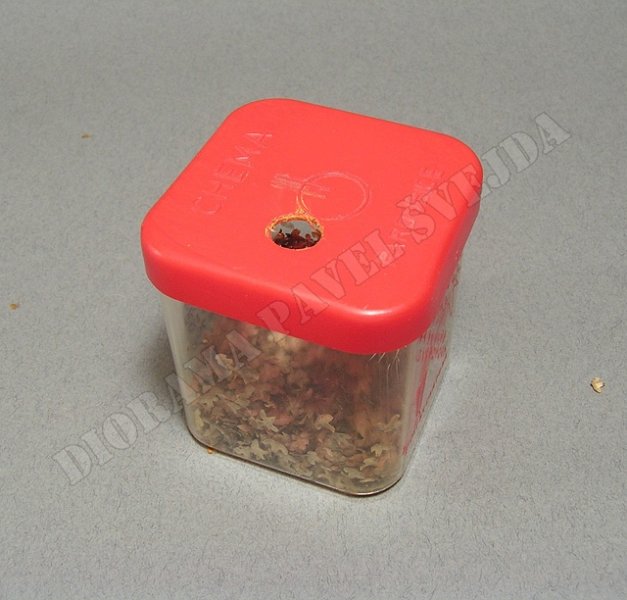 zdroj4.jpg - Krabička je uzavřena v&iacute;čkem s otvorem pro pistoli.