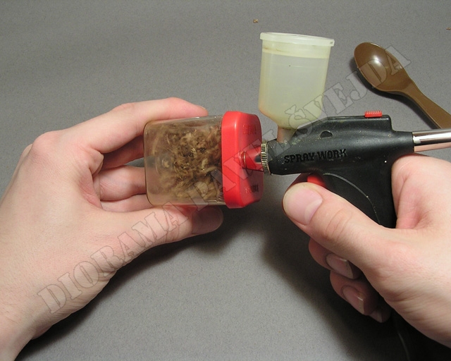 zdroj5.jpg - Probarvov&aacute;n&iacute; list&iacute; jednočinnou pistol&iacute; akrylovou barvou.