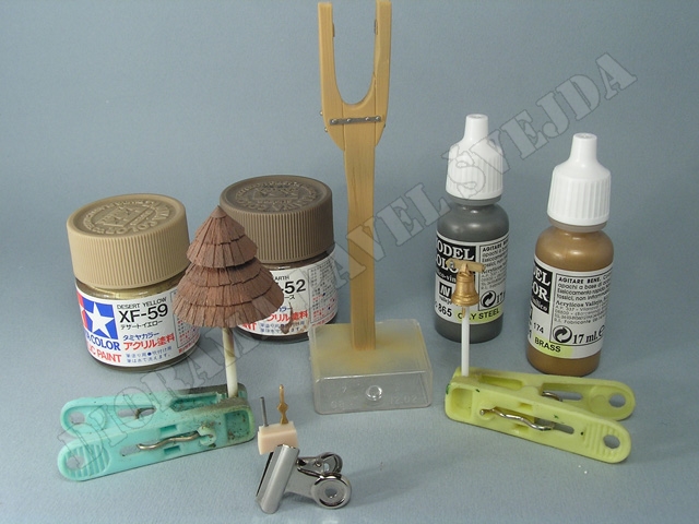 zvonicka2.jpg - Nabarven&iacute; dřevěn&yacute;ch č&aacute;st&iacute; n&aacute;střikem XF-59, &scaron;indelů XF-52, zvonu a srdce &scaron;tětcem barvou Vallejo Brass, tyče, p&aacute;sků a hřebů Vallejo Oily Steel.