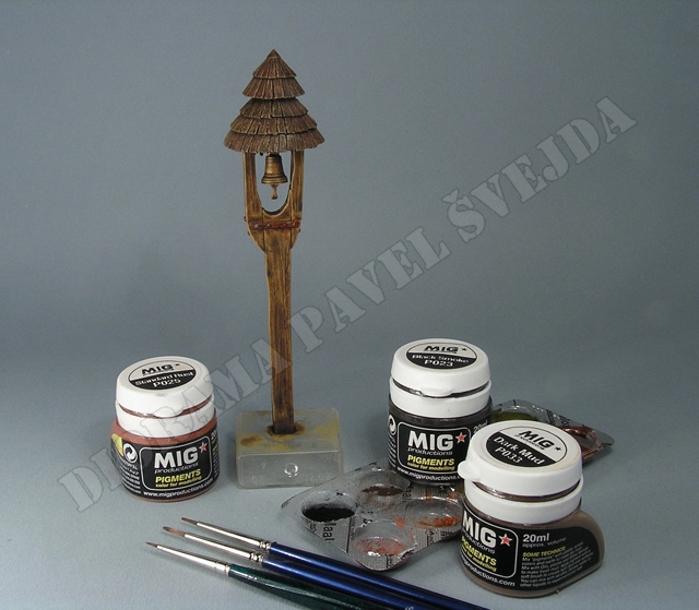 zvonicka6.jpg - Technikou dry-brush barvou Humbrol Brown Yellow jsou zv&yacute;razněny hrany dřevěn&yacute;ch č&aacute;st&iacute; sloupku a stř&iacute;&scaron;ky.