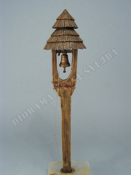 zvonicka8.jpg - Niť namočen&aacute; v lepidle Scenic Cement a protažen&aacute; mezi prsty představuje provaz na zvoněn&iacute;, po zaschnut&iacute; lepidla byla napu&scaron;těna umbrou př&iacute;rodn&iacute;.