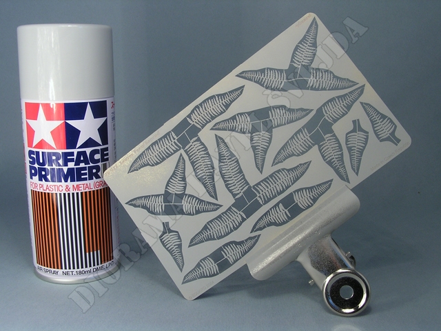 fk1.jpg - n&aacute;střik odma&scaron;těn&yacute;ch leptů obou typů kapradin Tamiya Surface Primerem