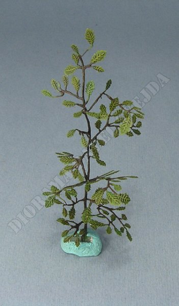 fl16.jpg - po vystř&iacute;h&aacute;n&iacute; z r&aacute;mečků jsou řezy zatřeny barvami Vallejo a mlad&yacute; stromek naoh&yacute;b&aacute;n pomoc&iacute; pinzety s konci opatřen&yacute;mi gumovou hadičkou, aby nedo&scaron;lo k odřen&iacute; barev