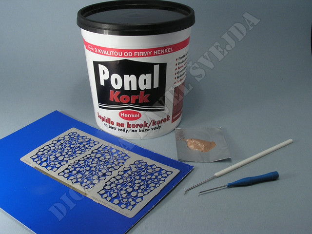 fl3.jpg - potažen&iacute; km&iacute;nků a větviček lepidlem na korek pro dosažen&iacute; plastičnosti