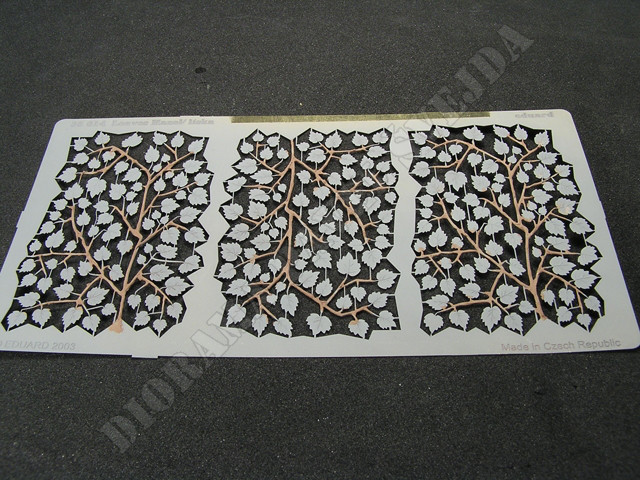 fl4.jpg - lepidlo na korek m&aacute; vhodnou barvu a je po zaschnut&iacute; pružn&eacute;