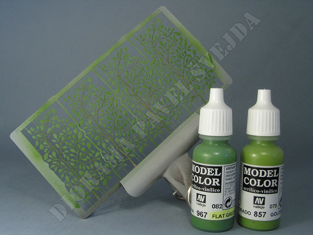 fl5.jpg - n&aacute;střik z&aacute;kladn&iacute;ho zbarven&iacute; zelen&eacute;ho list&iacute; směs&iacute; barev Vallejo 967 +857