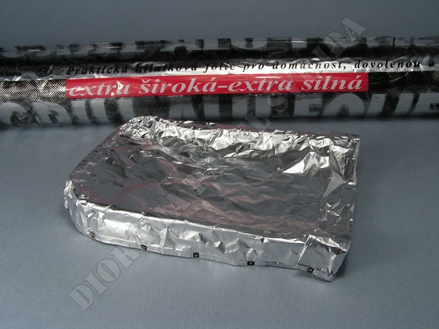 plachta1.jpg - Z&aacute;kladem je siln&aacute; Alu folie na pečen&iacute; přeložen&aacute; nadvakr&aacute;t.