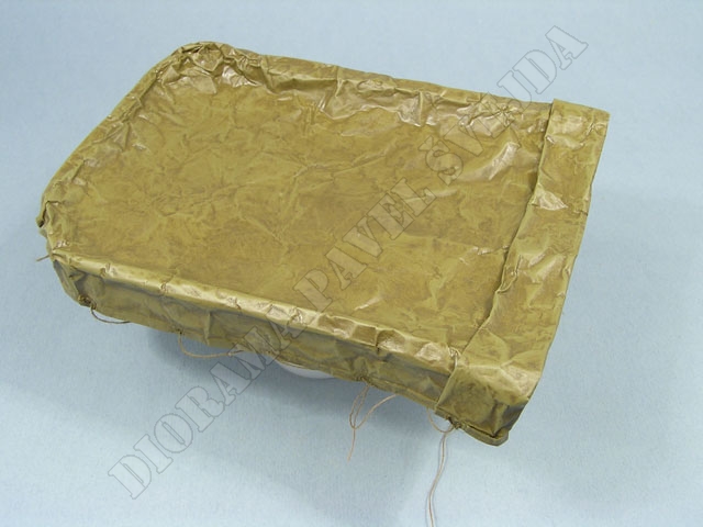 plachta5.jpg - St&iacute;ny jsou zn&aacute;zorněny olejov&yacute;mi barvami olivov&aacute; zelen&aacute; a okr žlut&yacute;, po zavadnut&iacute; setřeny; hlub&scaron;&iacute; st&iacute;ny jsou provedeny tupov&aacute;n&iacute;m umbrou př&iacute;rodn&iacute;.