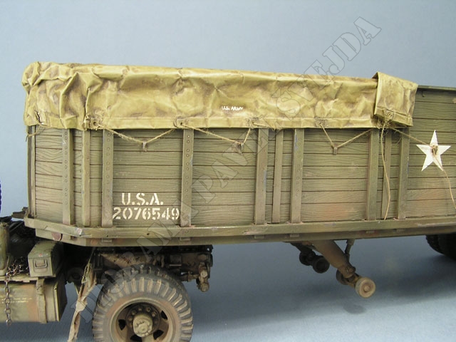 plachta7.jpg - Mal&yacute; n&aacute;pis US ARMY je z propisotov&eacute;ho ar&scaron;&iacute;ku od Verlindena, okolo vyztužen&iacute; ok je provedena lok&aacute;ln&iacute; wash technika umbrou př&iacute;rodn&iacute;, po zachnut&iacute; byla plachta přestř&iacute;k&aacute;na matn&yacute;m lakem Vallejo.