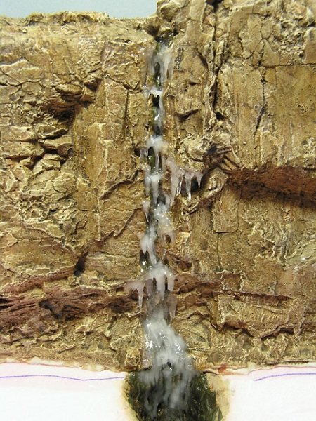 rampouch2.jpg - Rampouchy jsou po zaschnut&iacute; a snadn&eacute;m odstraněn&iacute; z voskovan&eacute;ho pap&iacute;ru osazeny do mal&yacute;ch bobků z Water Effectu na určen&aacute; m&iacute;sta.