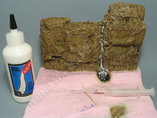 rampouch5.jpg - Stejn&yacute;m materi&aacute;lem a metodou je potaženo lože vodop&aacute;du a vytvořena tak z&aacute;kladna pro nalepen&iacute; rampouchů.