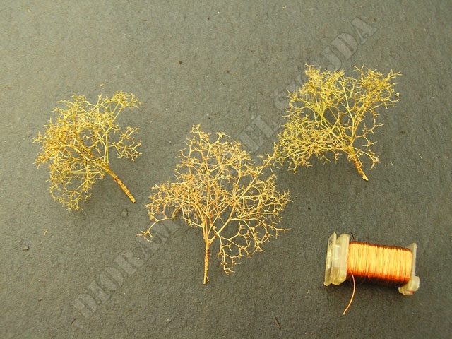 ker1.jpg - Z&aacute;kladem keřů jsou mal&eacute; větvičky See-Foamu, sv&aacute;zan&eacute; dr&aacute;tkem do různ&yacute;ch tvarů a velikost&iacute;.