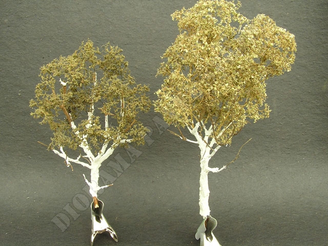 ker12.jpg - Zn&aacute;zorněn&iacute; struktury kůry i nějak&aacute; po&scaron;kozen&iacute; dr&aacute;těn&yacute;m kart&aacute;čem, nožem, rydlem a jehlou.