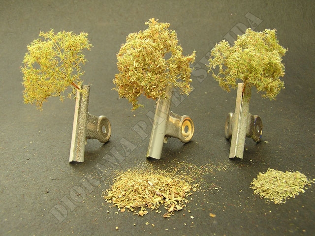 ker3.jpg - Vlevo je trnit&yacute; keř jen s použit&iacute;m statick&eacute; tr&aacute;vy, prostředn&iacute; je se statickou tr&aacute;vou a oreg&aacute;nem, prav&yacute; se statickou tr&aacute;vou a major&aacute;nkou.