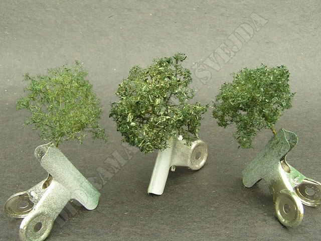 ker4.jpg - Po zaschnut&iacute; byly keře nastř&iacute;k&aacute;ny Tamiya sprejem TS-9.