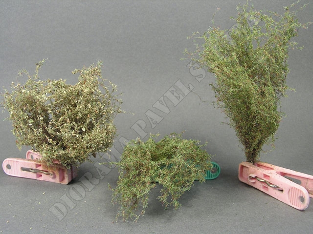 ker5.jpg - Tyto keře jsou vyrobeny z &bdquo;dr&aacute;těnky&ldquo; na parkety Steel-wool, nastř&iacute;kan&eacute; hnědou akrylkou, na lepidlo 3M při&scaron;el posyp tr&aacute;vou a na někter&eacute; je&scaron;tě jemn&yacute; posyp Fine Turf, vypadaj&iacute; pak jako ostružin&iacute;.