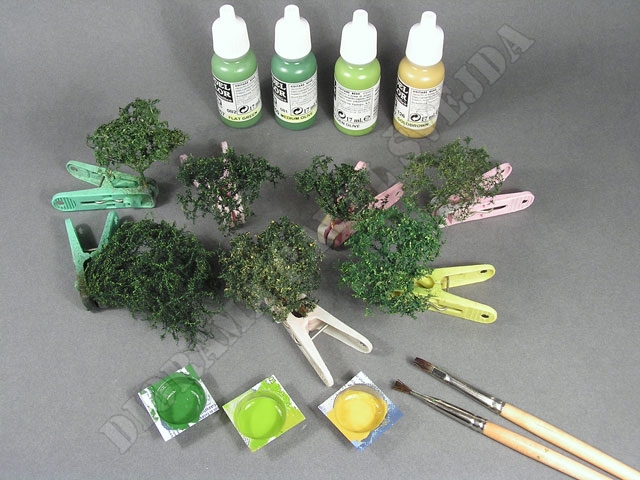 ker7.jpg - Po zaschnut&iacute; je listov&iacute; zv&yacute;razněno technikou dry-brush pomoc&iacute; barev Vallejo na &scaron;tětec.