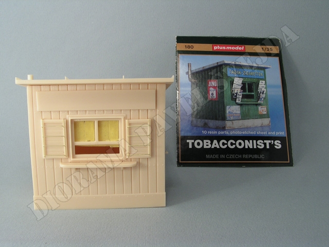 trafika2.jpg - Sestaven&aacute; trafika, okno ze sl&iacute;dy je zamaskov&aacute;no p&aacute;skou Tamiya, spodn&iacute; je vysunuto do polohy &bdquo;otevřeno&ldquo;.