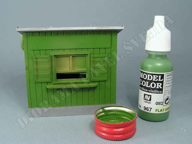 trafika5.jpg - N&aacute;střik dřevěn&yacute;ch č&aacute;st&iacute; barvou Vallejo 967 Flat Green přes Maskolem o&scaron;etřen&aacute; m&iacute;sta.