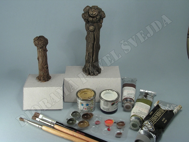 vrba10.jpg - Dry brush kmenů &ndash; letn&iacute; vrba směs&iacute; H94 + olivov&aacute; hněd&aacute;, zimn&iacute; vrba směs&iacute; H34 + sepie + olivov&aacute; zelen&aacute;, někter&aacute; m&iacute;sta jsou je&scaron;tě zv&yacute;razněna zesvětlen&iacute;m těchto směs&iacute;.