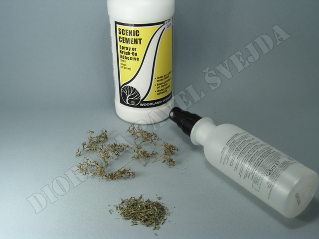 vrba14.jpg - Větvičky letn&iacute; vrby jsou opatřeny list&iacute;m z tymi&aacute;nu pomoc&iacute; popra&scaron;ku lepidlem Scenic Cement.