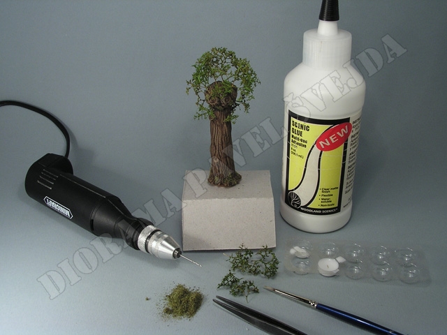 vrba16.jpg - Do hlavy letn&iacute; vrby jsou vyvrt&aacute;ny otvory a lepidlem Scenic Glue vlepeny větvičky s list&iacute;m, někter&aacute; m&iacute;sta jsou opatřena mechem ze směsi jemn&yacute;ch posypů (Fine Turf) a lepidla Scenic Cement.