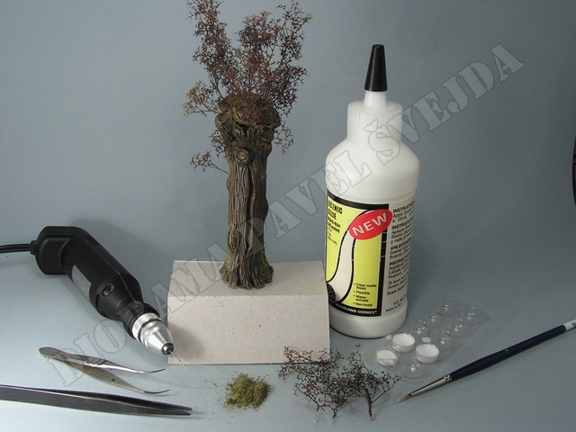 vrba18.jpg - U zimn&iacute; vrby jsou větvičky vlepeny stejn&yacute;m způsobem, jen nemaj&iacute; list&iacute; a jsou vět&scaron;&iacute;, mechu je na kmeni v&iacute;ce, zejm&eacute;na na hlavě a u kořenů.