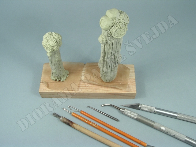 vrba4.jpg - Pomoc&iacute; zobrazen&yacute;ch n&aacute;strojů je vytvořena struktura kůry a praskliny.