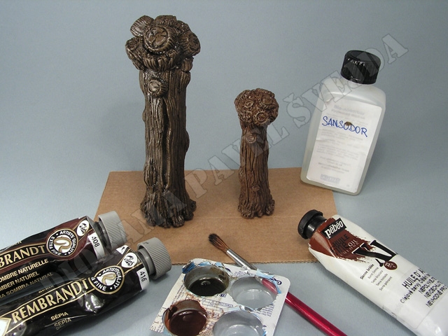 vrba7.jpg - Celkov&yacute; wash obou kmenů pro zv&yacute;razněn&iacute; prohlubn&iacute; a r&yacute;h &ndash; letn&iacute; vrba siennou p&aacute;lenou, zimn&iacute; vrba umbrou př&iacute;rodn&iacute; a sepi&iacute;, v&scaron;e ředěno Sansodorem.