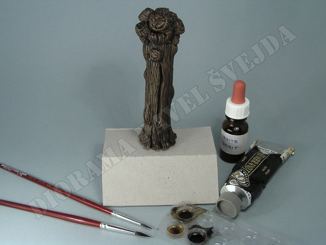 vrba8.jpg - Lok&aacute;ln&iacute; wash zimn&iacute; vrby do nejhlub&scaron;&iacute;ch prasklin a ke kořenům olejovou barvou sepi&iacute; ředěnou White spiritem pro rychlej&scaron;&iacute; zaschnut&iacute;.